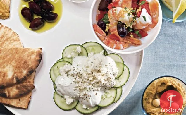 Plateau de Mezzés avec Houmous, Salade de Crevettes et Salade de Concombre