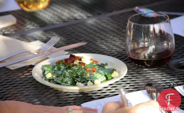 Salade De Chou Frisé Cru Au Bacon Et À L'Œuf