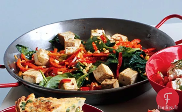 Tofu Thaï Épicé aux Poivrons Rouges et Arachides