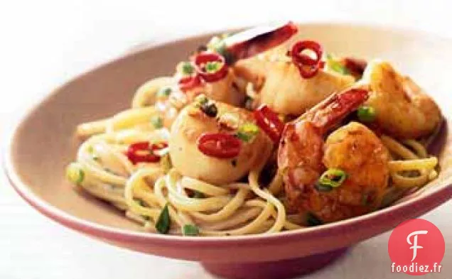 Linguine aux Crevettes et Pétoncles dans une Sauce au Curry Vert Thaï
