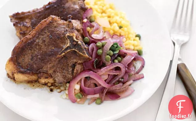 Côtelettes d'Agneau avec Salade d'Oignons Rouges Caramélisés