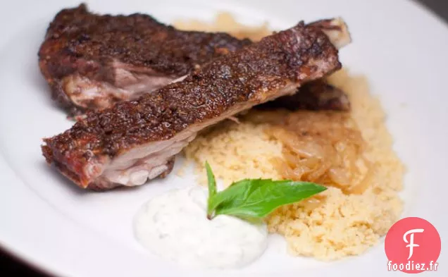 Poitrines D'Agneau En Croûte De Curry Avec Raita Au Basilic Thaï