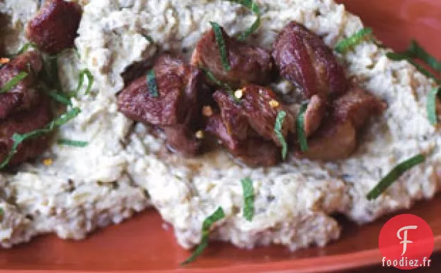 Agneau Épicé Avec Purée D'Aubergines Carbonisées Et Pita