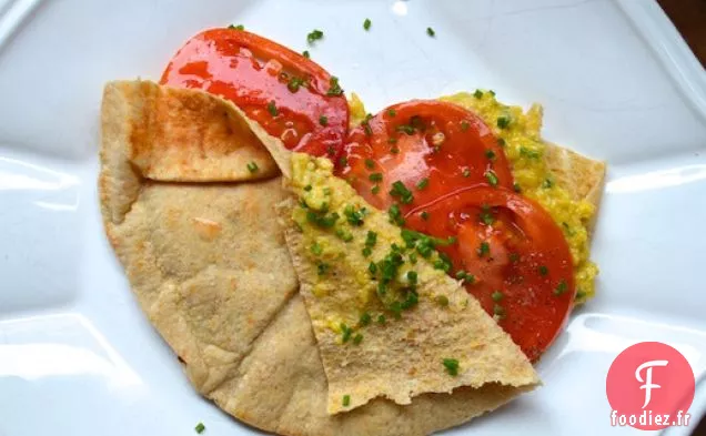 Pita aux Œufs Brouillés et aux Tomates