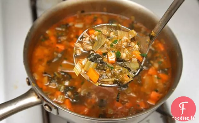 Soupe d'Escarole Copieuse, d'Orge et de Parmesan