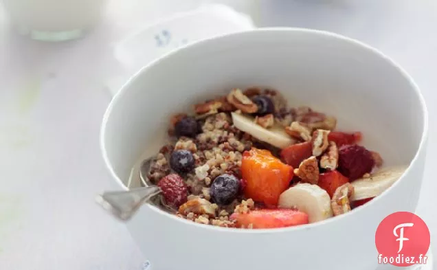 Petit déjeuner au Quinoa au Lait d'Amande avec Fruits Frais, Cannelle, Pacanes et Sirop d'Érable