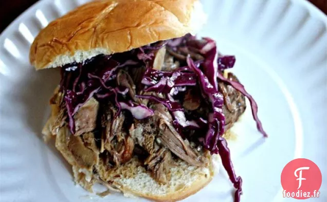 Sandwichs Au Porc Kalua À La Mijoteuse Avec Salade De Chou Asiatique Croustillante