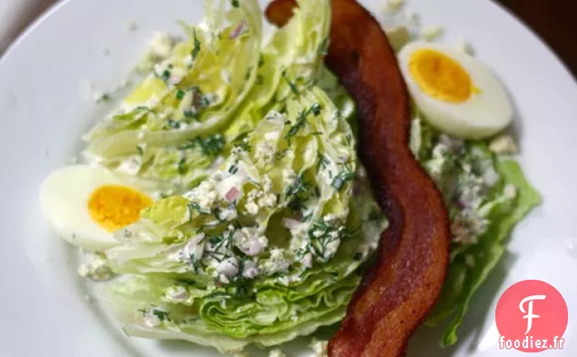 Salade En Quartiers Avec Vinaigrette Ranch et Fromage Bleu Émietté