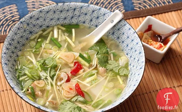 Soupe Facile au Poulet et au Gingembre Avec des Gâteaux de Riz, de la Ciboulette et de l'Ail Mariné Rapidement