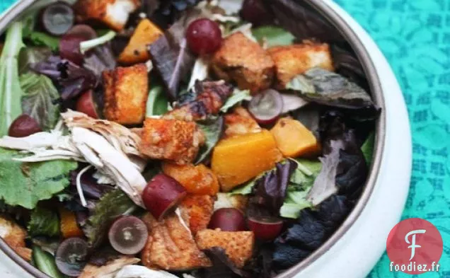 Salade de Poulet Rôti et de Courge Musquée Avec Croûtons, Roquette et Raisins