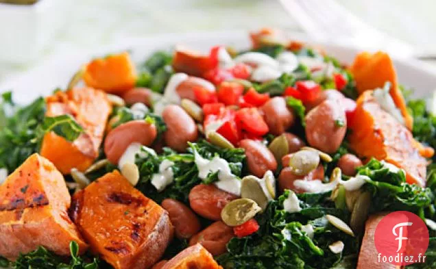 Salade de Chou Frisé Massé avec Patates Douces et Vinaigrette aux Graines de Citrouille
