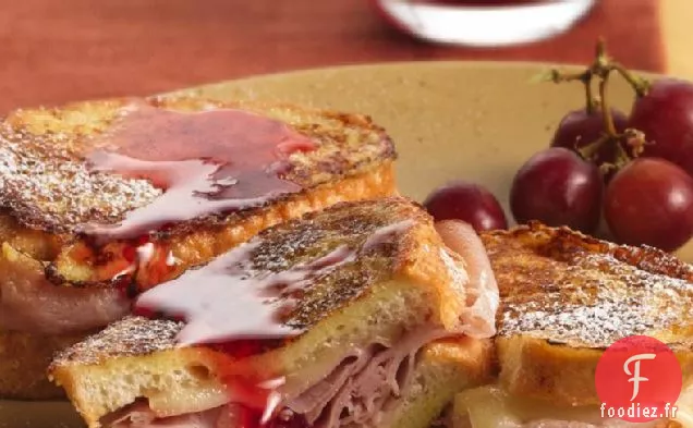 Pain Perdu Farci au Monte Cristo avec Sirop de Fraise