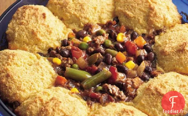 Casserole de Chili aux Haricots Noirs Garnie de Pain de Maïs