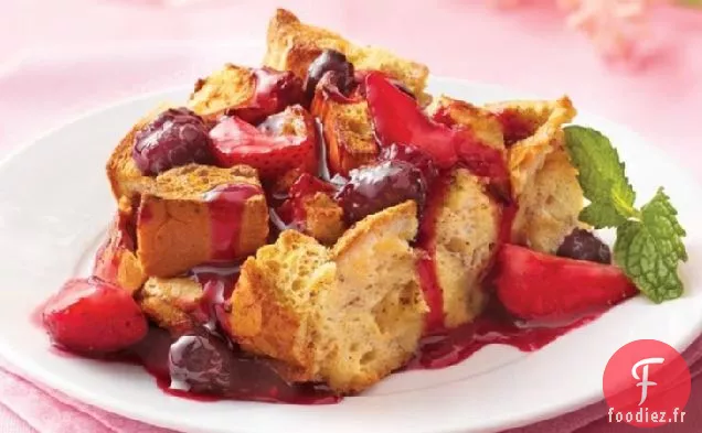 Pain perdu Cuit au four avec Garniture aux Baies pendant la nuit