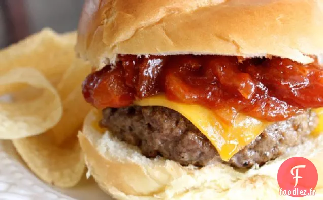 Steakhouse Burger au Cheddar avec Sauce Barbecue au Bacon chaud