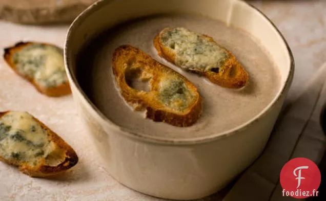 Soupe Crémeuse aux Champignons avec Toasts au Fromage Bleu