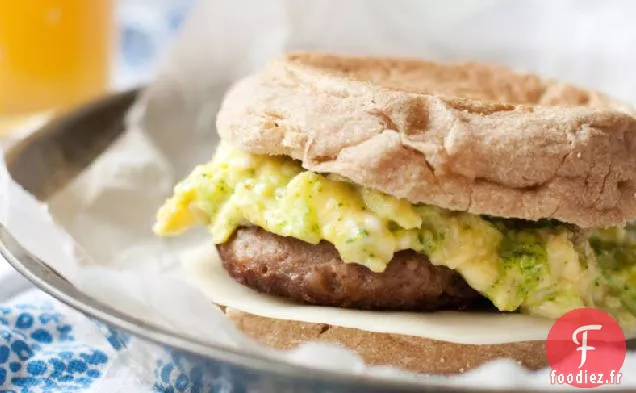 Sandwichs au Pesto de Roquette, aux Œufs et à la Saucisse de Dinde