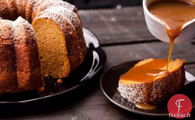 Gâteau Bundt aux Épices à la Citrouille avec Sauce au Caramel Salé