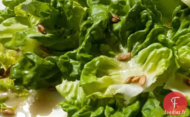 Salade de Laitue au Beurre et Graines de Citrouille