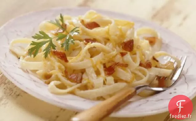 Pâtes au Bacon, Oignons Caramélisés et Fromage Cheddar
