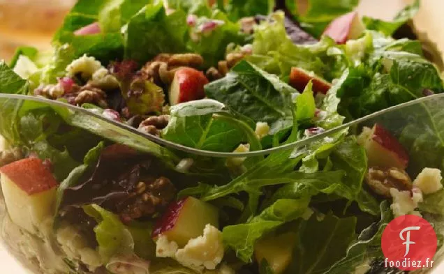 Salade de Pommes, Fromage et Noix Grillées