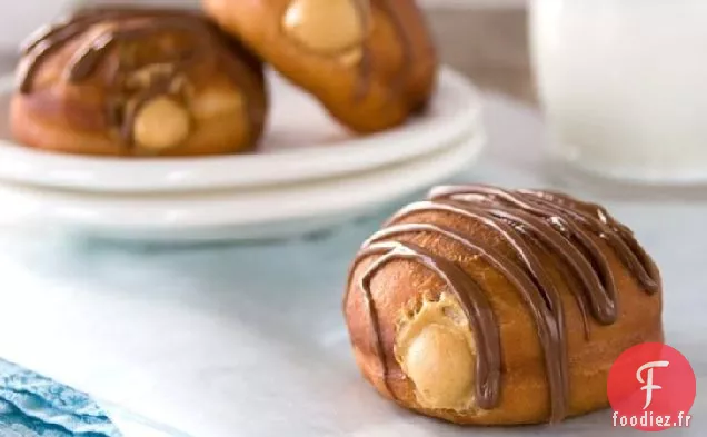 Sufganiyot avec Garniture de Crème Fouettée au Dulce de Leche et Filet de Chocolat