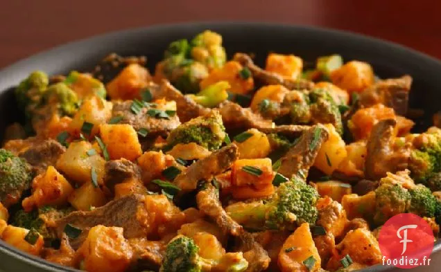 Dîner à la Poêle au Bœuf et aux Pommes de Terre avec Sauce au Poivron Rouge Rôti