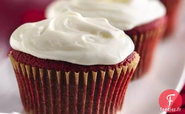 Cupcakes en Velours Rouge avec Glaçage à la Crème au Beurre à la Guimauve
