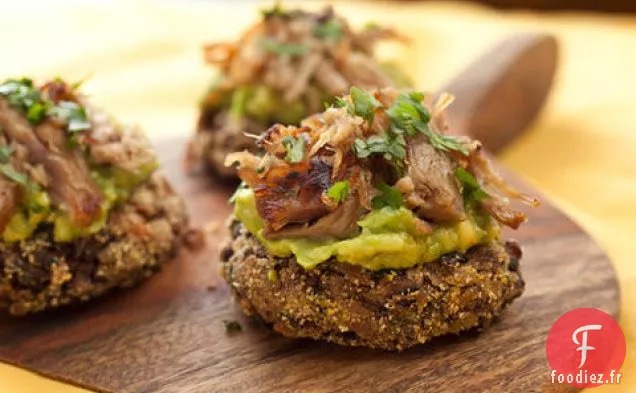 Mini Gâteaux aux Haricots Noirs avec Carnitas et Avocat