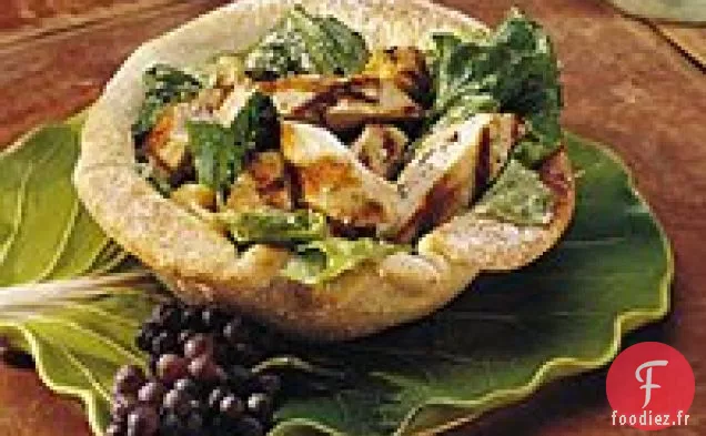 Salade César au Poulet dans des bols à Pain