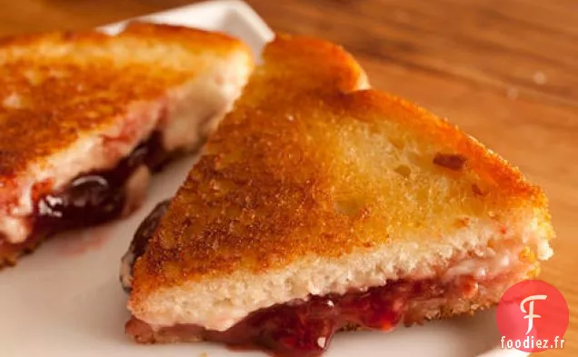 Sandwich à la Confiture et au Fromage Grillé