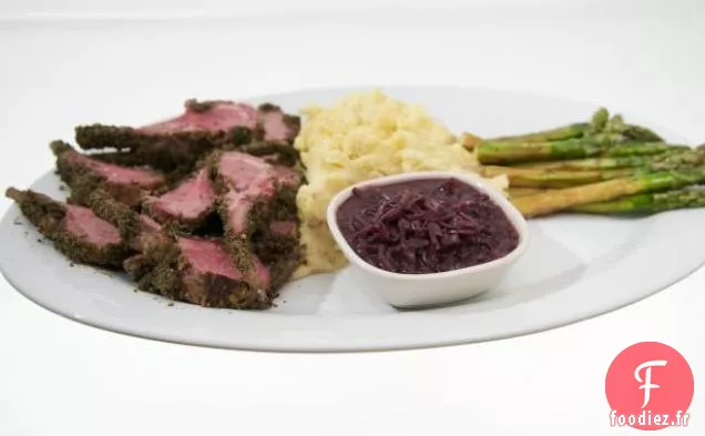 Carré d'Agneau Incrusté de Tortilla de Maïs Bleu avec Purée de Pommes de Terre au Raifort et Asperges Balsamiques