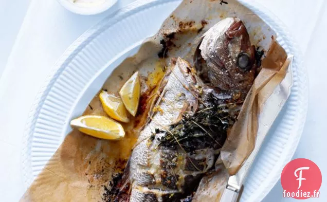 Poisson Entier Cuit Au Four Avec Sel De Citron Et Aïoli
