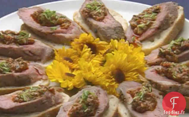 Longe d'Agneau Poêlée à l'Ail et au Poivre avec Hachis de Tomates servi sur des Crostini