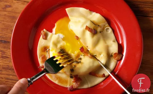 Raviolis au Jaune d'Oeuf (Uova da Raviolo) avec Sauce Bacon-Sauge
