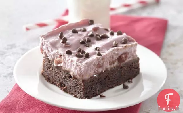Dessert au Brownie Congelé aux Cerises et aux Baies