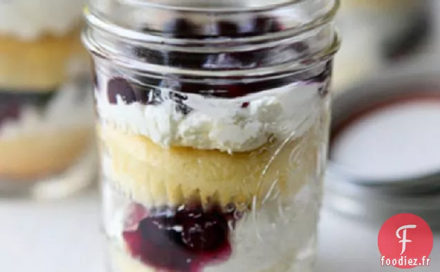 Cupcakes à la Vanille, Myrtilles et Garniture Fouettée Parfaits