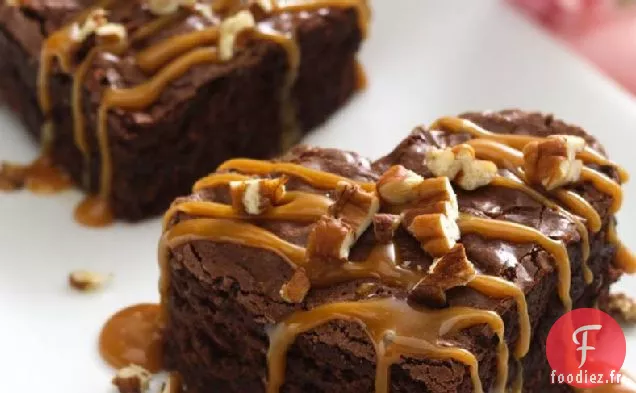 Coeurs De Brownie Traditionnels Arrosés De Caramel