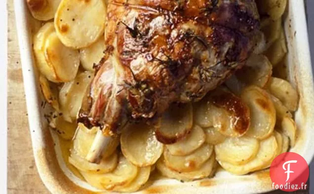 Gigot D'Agneau Cuit Avec Des Pommes De Terre