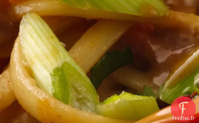 Bol de Nouilles avec Sauce à la Bière et aux Arachides