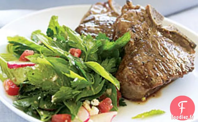 Côtelettes D'Agneau Grillées Avec Salade D'Herbes Fraîches Et De Feta