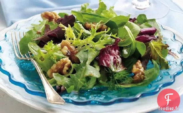 Salade de Légumes Verts Mélangés avec Vinaigrette chaude aux Noix