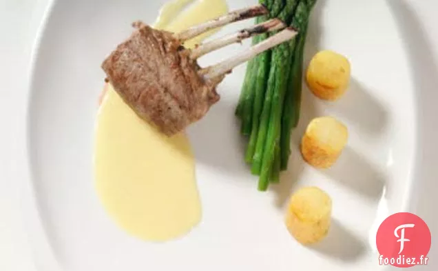 Carré D'Agneau Rôti Avec Sauce À La Crème À L'Ail