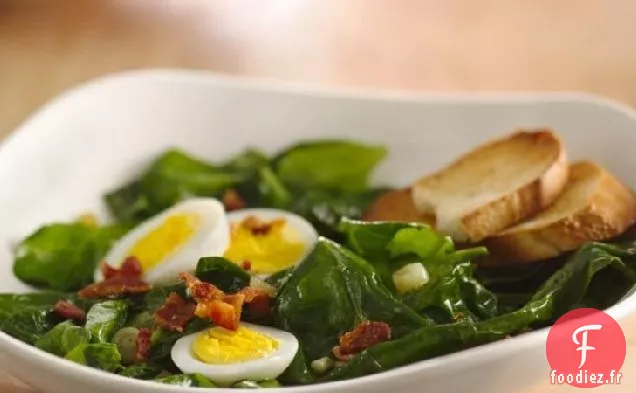 Salade de Bacon aux Épinards avec des Œufs Durs Cuits