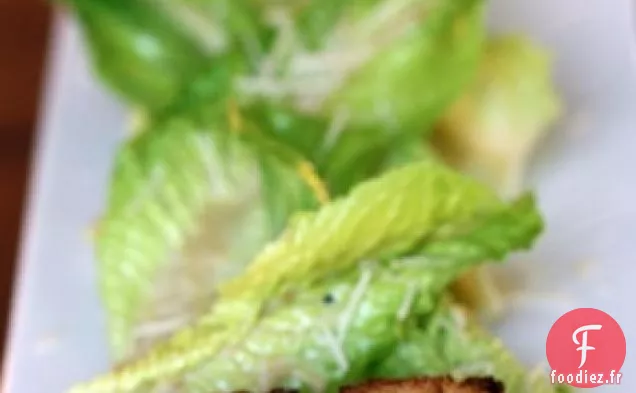 Feuilles De Romaine Avec Vinaigrette César Et Un Gros Croûton