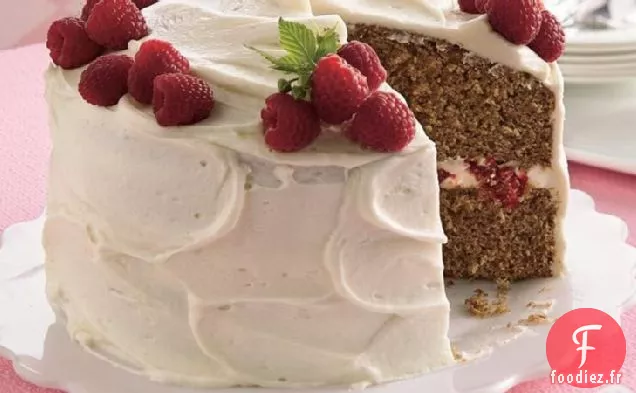 Gâteau aux épices avec Garniture aux Framboises et Glaçage au Fromage à la Crème