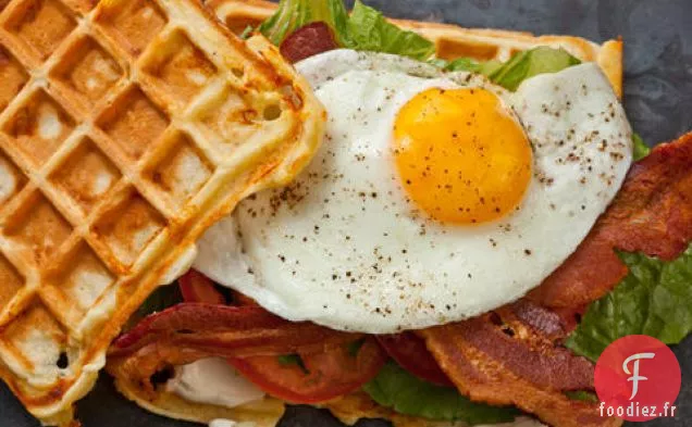 Gaufre au Cheddar Salée BLT avec Œuf