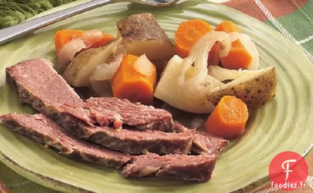 Dîner de Corned-Beef Cuit Lentement