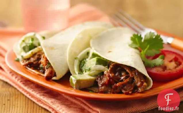 Sandwichs au Porc Effiloché Fajita à la Mijoteuse avec Salade de Chou Avocat-Oignon