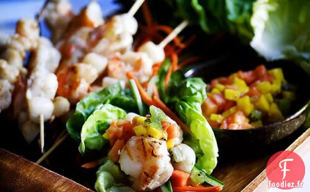 Tasses De Laitue Aux Crevettes Grillées Avec Salsa Aux Fruits Tropicaux